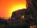 Esempio di effetto speciale: Il sole che sorge all'alba e illumina il mare con gli scogli.